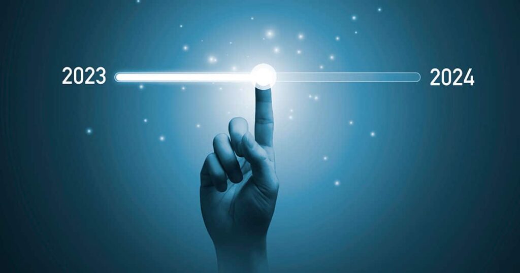 En hånd peger på året 2023.