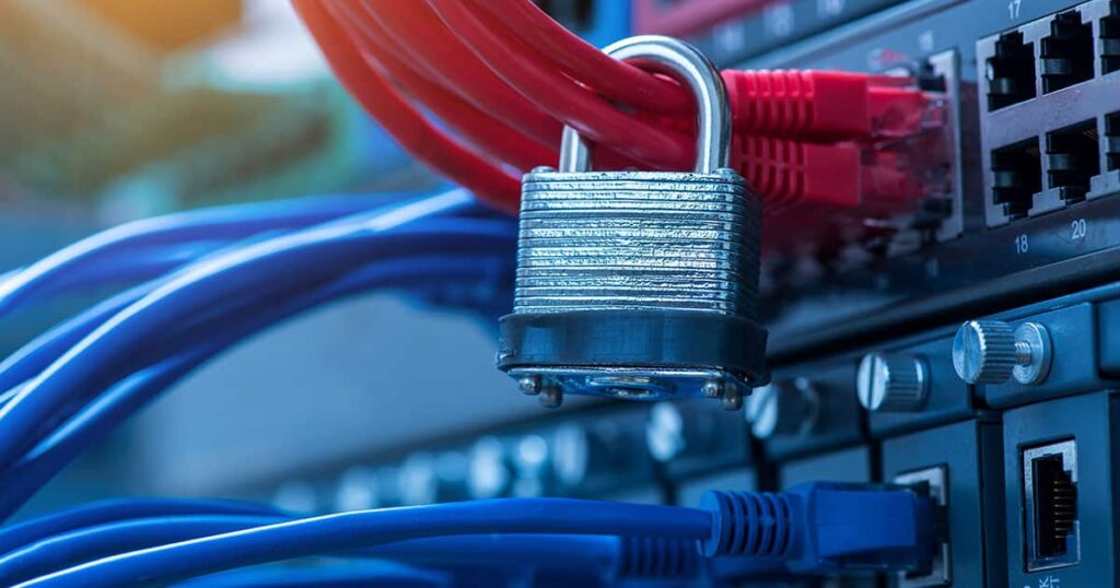 Hængelås på netværkskabler forbundet til en server med UFW for cybersikkerhed i et datacenter.