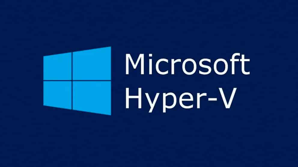 Microsoft Hyper-V-logo med et stiliseret blåt vinduesikon til venstre og teksten "Microsoft Hyper-V" på en mørkeblå baggrund - perfekt til en virtualisering i Windows 11 eller som inspiration til en virtual machine guide dansk.